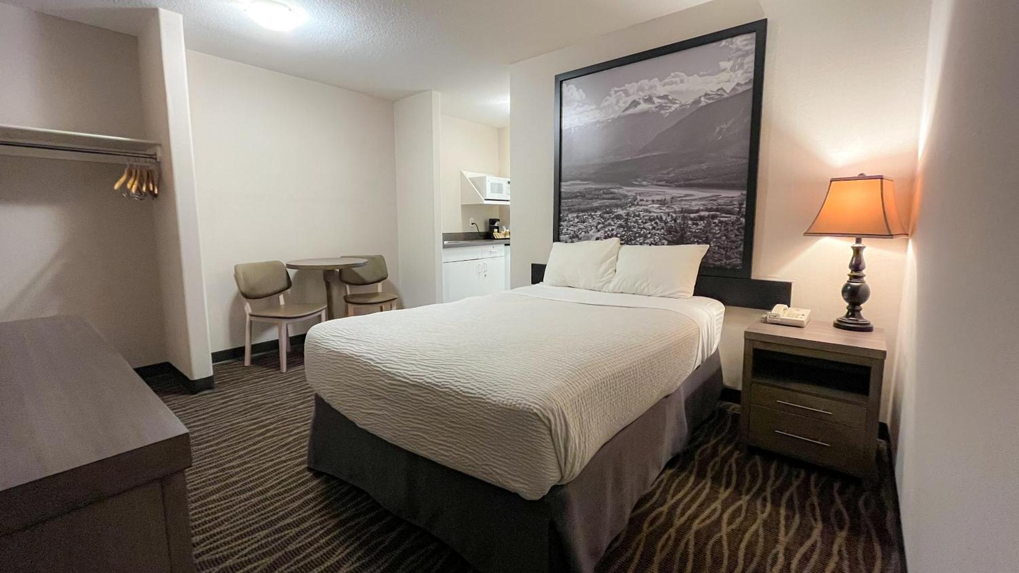 Super 8 By Wyndham Revelstoke Bc Motel Ngoại thất bức ảnh